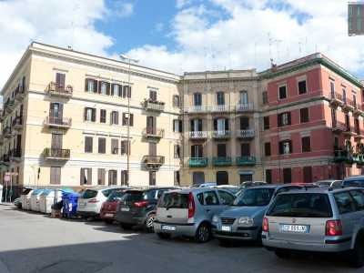 Di fronte alla semicircolare piazza Disfida di Barletta, caratterizzata per lo stile liberty dei palazzi della cooperativa �Domus� realizzate nel 1927...